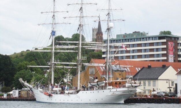 Fullrigger Sk/S «Christian Radich», 75 år, på besøk i Tønsberg